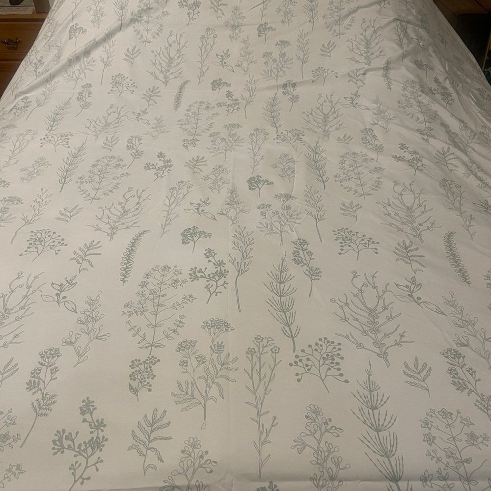 Mint/sea foam green and white Floral Patterned Queen size duvet cover w/zipper